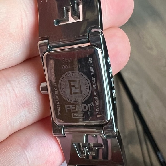 Fendi Logo Watch 14mm Working Condition - Picture 5 of 8